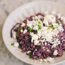 porridge salato con cavolo cappuccio e feta